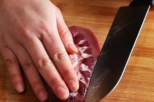 小伙子一夜暴富，花4000萬請拉菲特吃飯，竟然吃了個烤大腰子