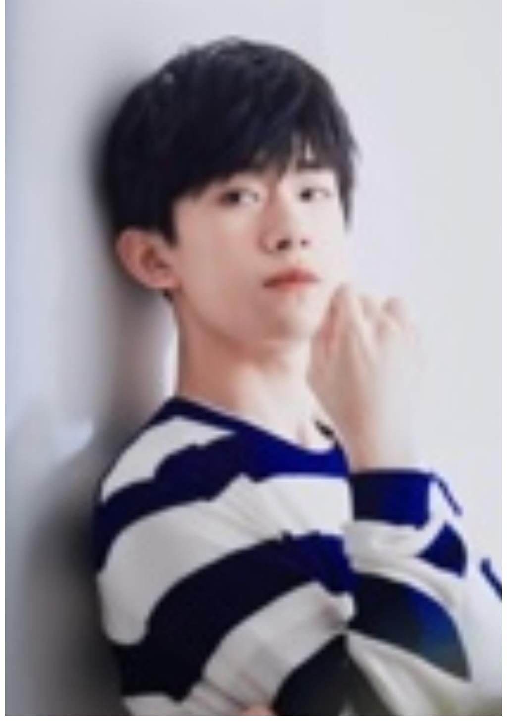 《奇迹》发布吃播花絮,易烊千玺偷吃草莓被抓包,表情太搞笑