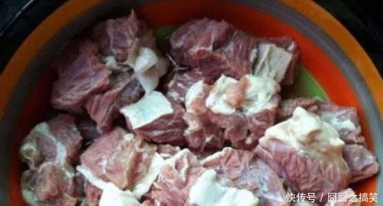 番茄炖牛腩的烹饪方法,牛肉软烂汤汁鲜美,征服一家人的舌头