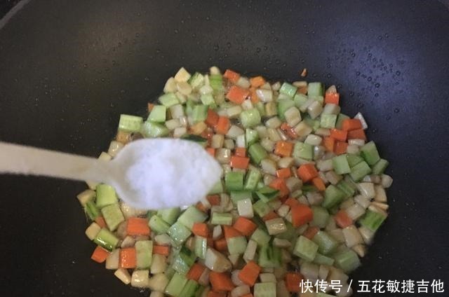  切成丁|冬天，牛肉羊肉少吃，这三种素菜搭配在一起，孩子喊着要天天吃！