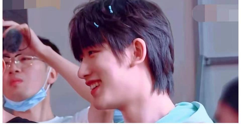 粉丝们|丁程鑫教吴磊撒娇wink，吴磊害羞到低头，丁程鑫反应让人直呼磕到了