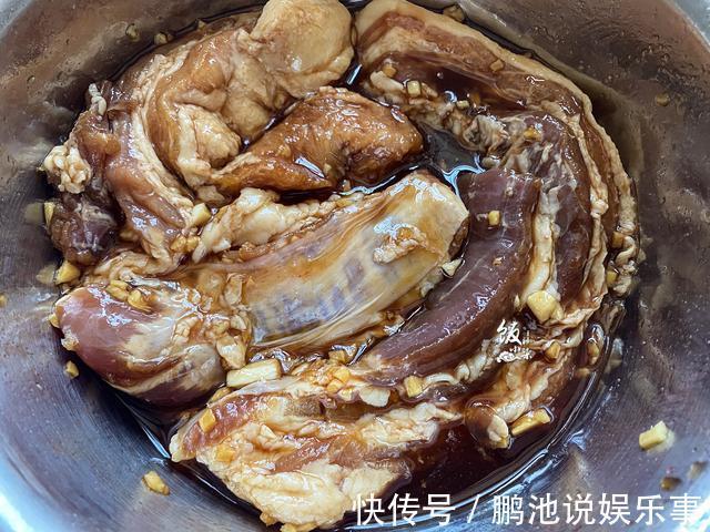 烧烤肉|把整块五花肉放电饭锅里,焖30分钟出锅,把家人都“馋坏了”