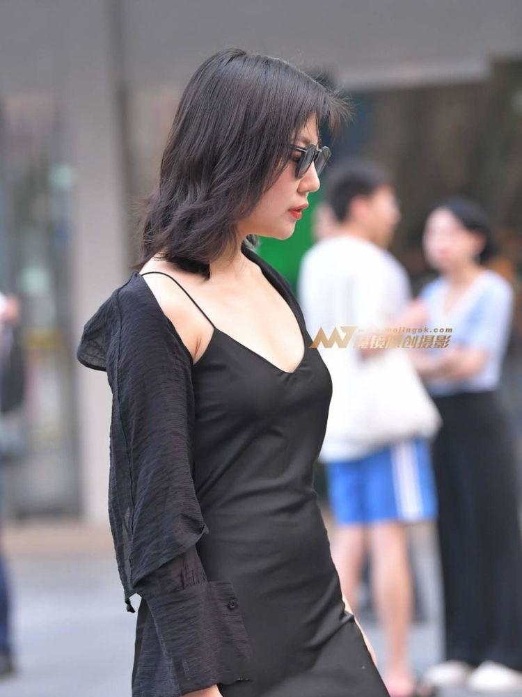 清新|街拍:要清新还是耍性感?一件飘逸吊带裙满足你所有需求!