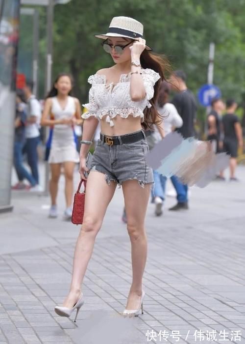 牛仔 美女穿搭:白色一字肩镂空衣搭配浅灰色牛仔裤, 小巧精致, 品味十足