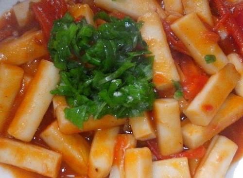  小年少不了的一盘菜，西红柿和年糕炒一下，酸甜美味，温养脾胃