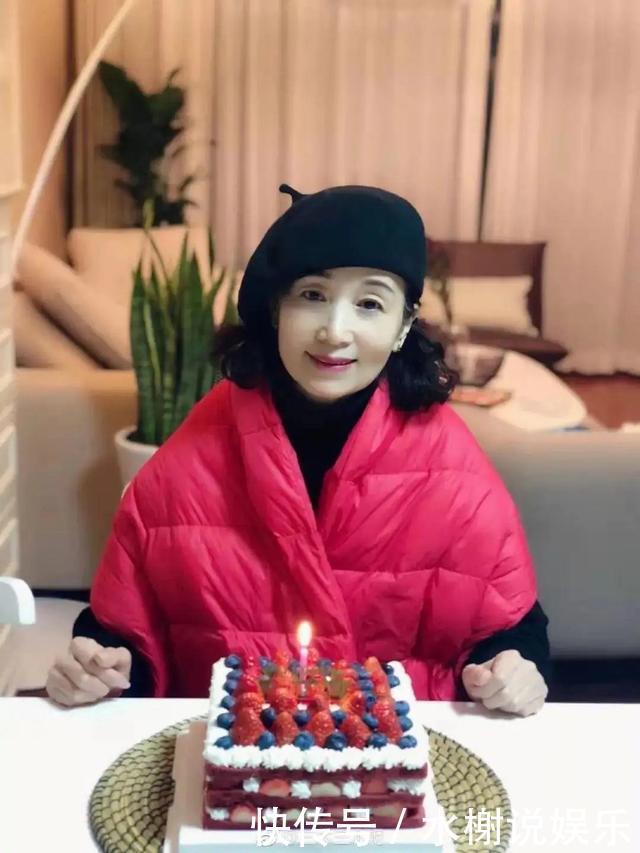 谁说红色衣服穿着俗?三木母女最新红衣搭配,美的高级又气质