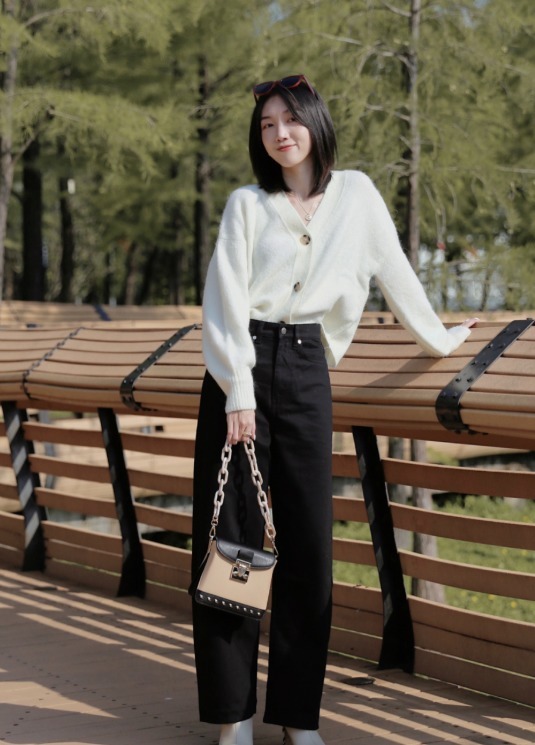 牛仔裤|人手一件的针织衫这样穿,保暖还高级,气质女神专属