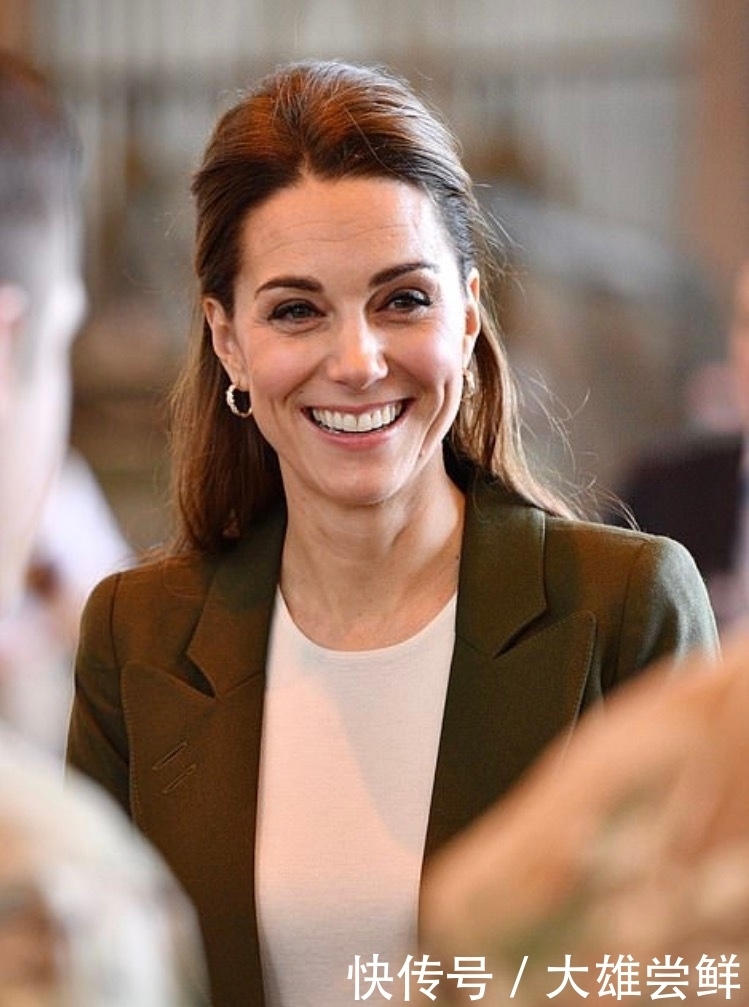 王妃|凯特王妃终于穿阔腿裤,搭配橄榄绿西装气质开挂,换个发型更惊艳