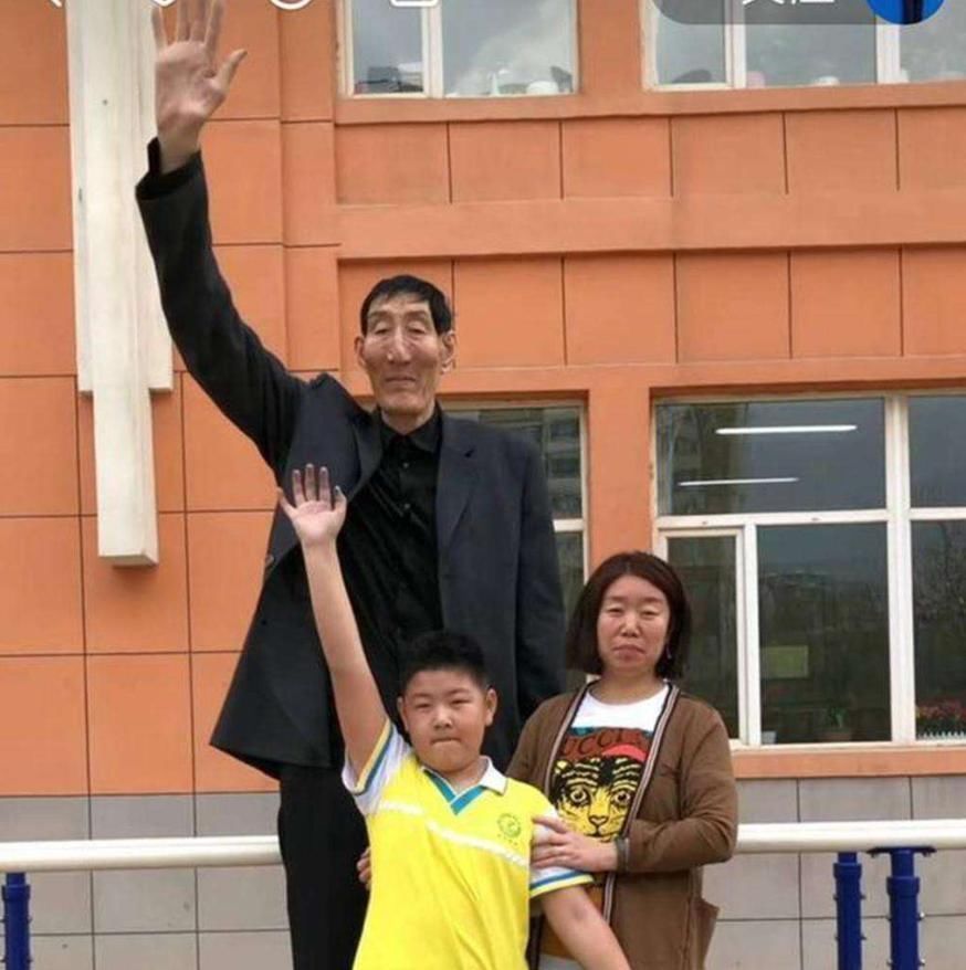 巨人|12年前,中国第一巨人不顾医生劝告,坚持生下孩子,现在孩子怎样