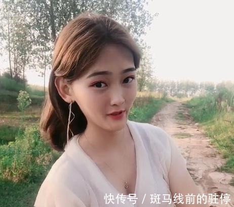 小姐姐 美女后面这条路这么不平,该修一下了
