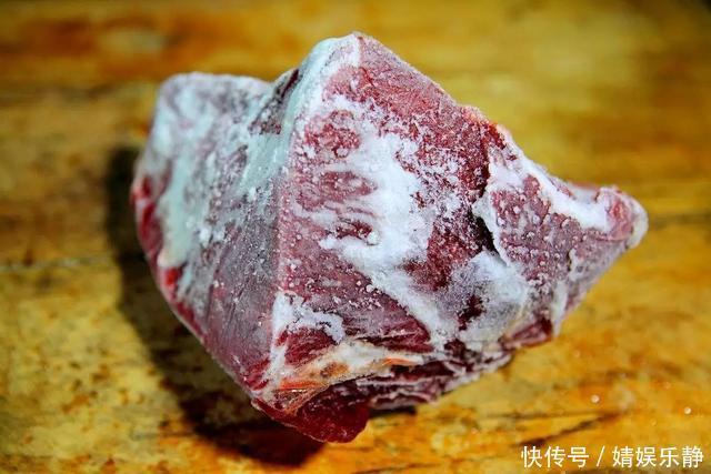 解冻肉时,不要直接用水泡,学会这2招,解冻之后和新鲜的一样