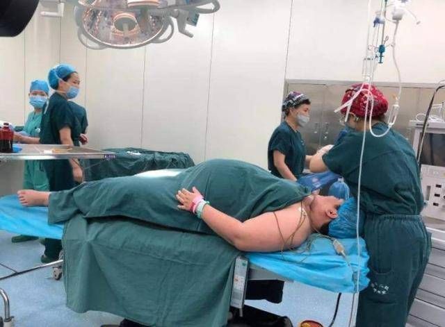 医生|分娩时遇上男医生,产妇要求换人,医生一句话化去了尴尬