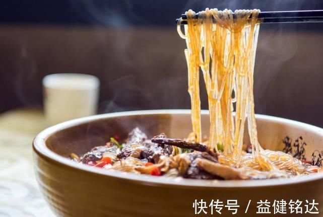 粉条|老外用筷子夹不起来的4种菜，中国网友第四种我们也不行