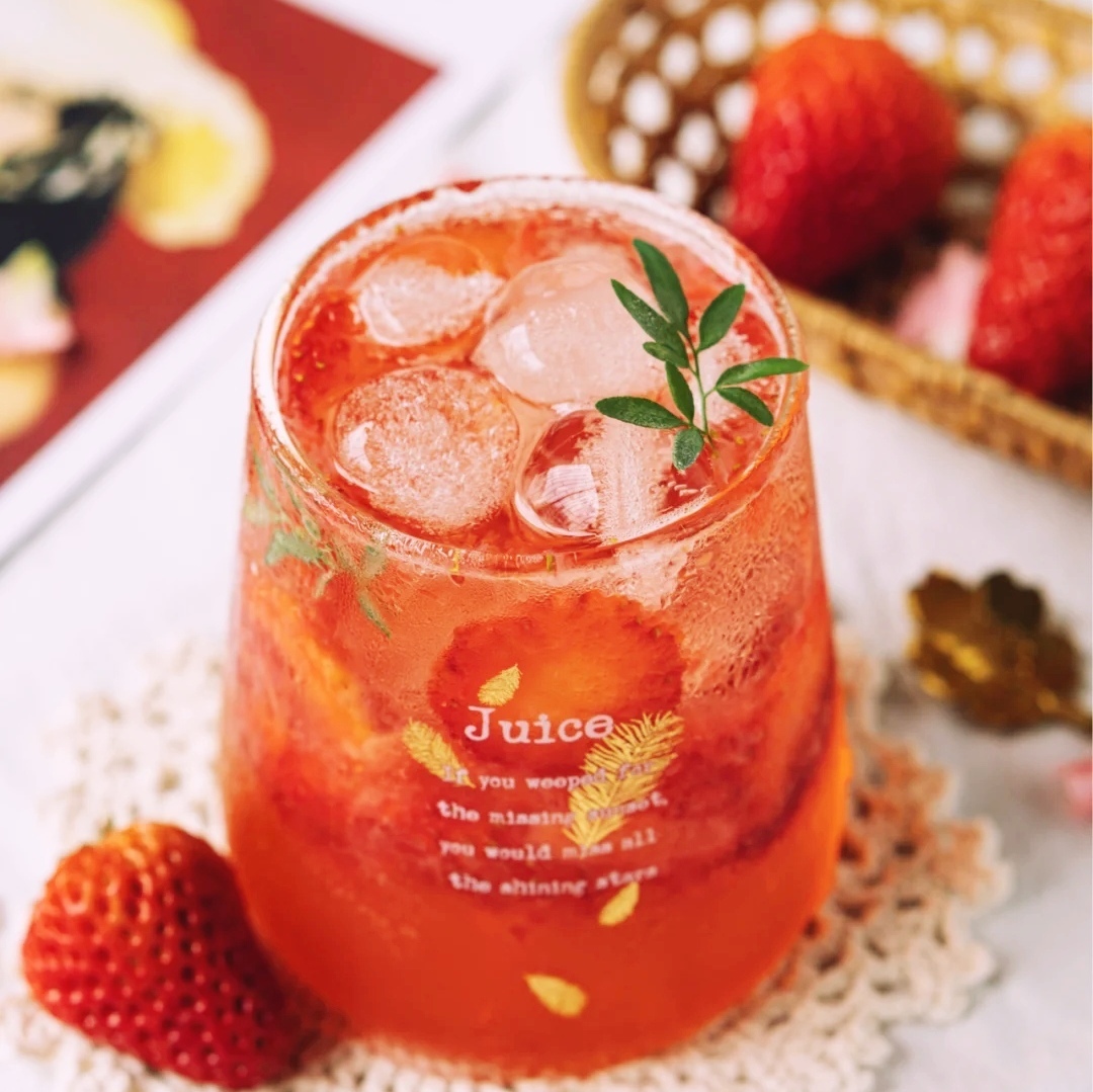 颜值和甜蜜并存的草莓饮品气泡水，黄瓜青檬气泡水，玫瑰荔枝冰饮
