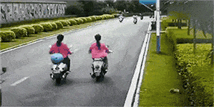 |搞笑段子:第一次去高档餐厅,找了个位置将背着的麻布袋放下。