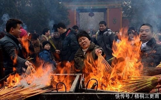 拜佛烧香时为什么只上3根？上香方式十分讲究，很少有人知道