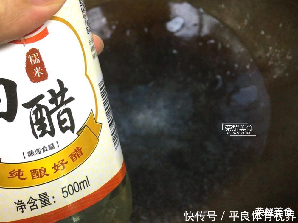 炒土豆丝时,有的人在第一步就做错了,多加一个步骤,爽脆不发黑