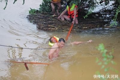 七旬老人泡在水里半小时 救援人员上演生死大营救|直击新乡暴雨| 高速交警