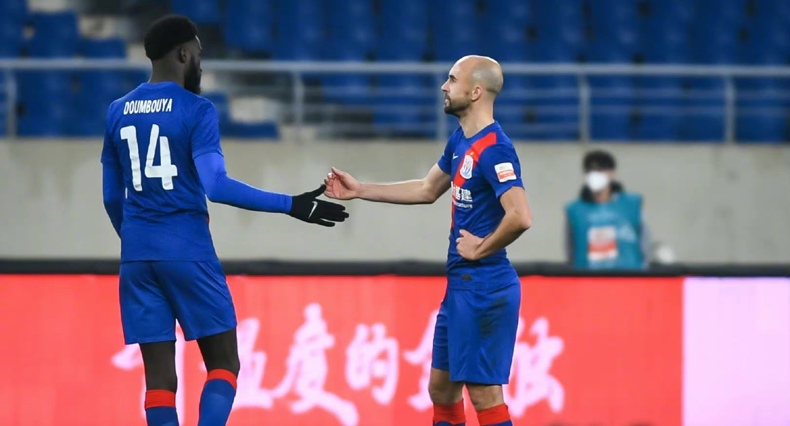 青島隊(duì)|CCTV5直播！申花放青島一馬？周俊辰反戈回歸在即，德里尼面臨傷停