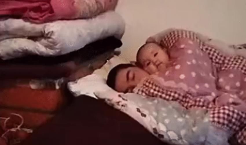 暖宝宝|萌娃变身亲爸的“暖宝宝”火了,网友:这睡姿也太适合冬眠了吧!