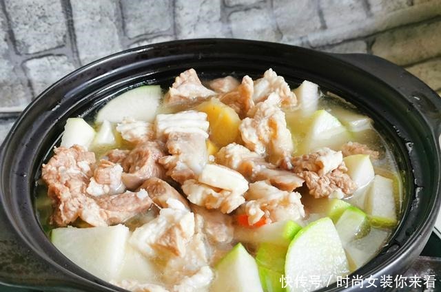 冬天就爱吃这菜，羊肉加萝卜一起炖不腥不膻，连锅一起端上桌