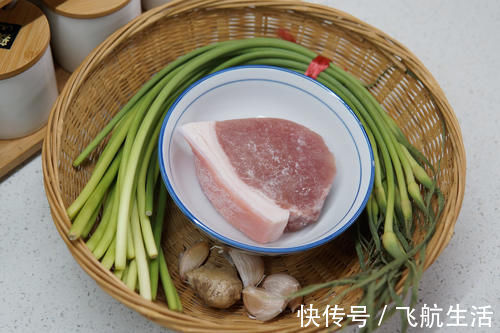 炒蒜苔，直接下锅炒就错了，多加一步，蒜苔翠绿不发黄，好吃入味