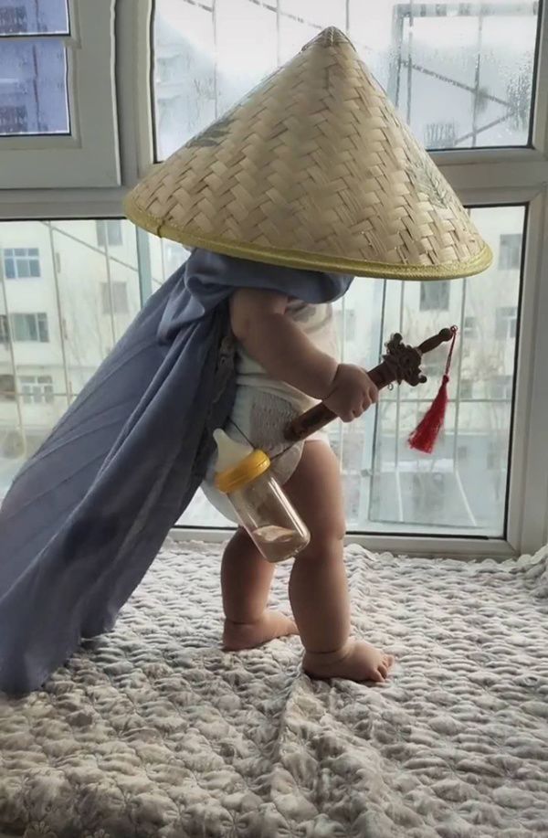 气质|“尿不湿大侠”火了,腰挂奶瓶手提宝剑,气质拿捏得恰到好处