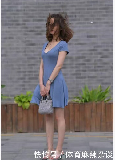  连衣|蓝色连衣短裙搭配透明拖鞋，知性优雅，简洁大方