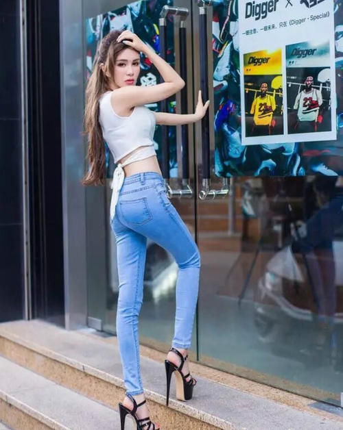  时尚|女神穿搭：小姐姐爱穿清秀唯美的紧身牛仔裤，演绎休闲时尚的甜美