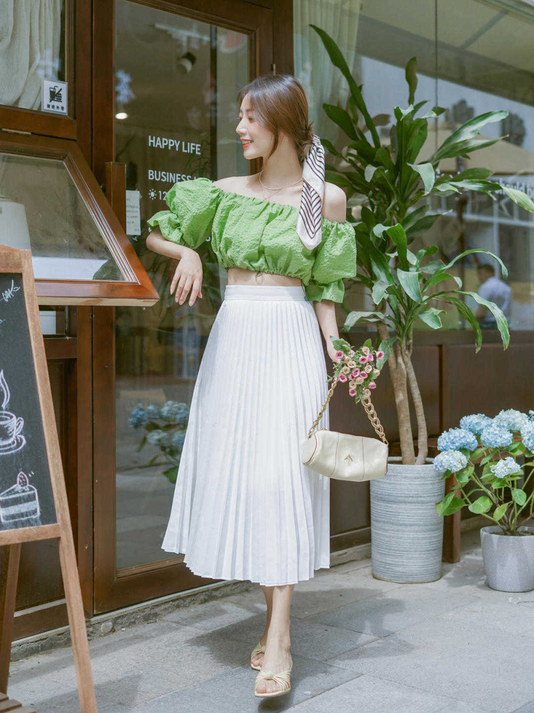 气质感|穿一字肩也可以很出众,搭配牛仔裤简约甜美,还提升气质感