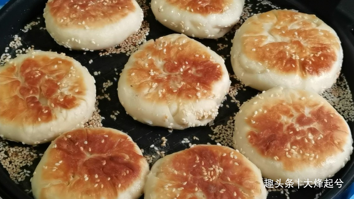 芝麻酥饼在家简单做，外酥里软又香甜，不用烤箱也可以酥得掉渣