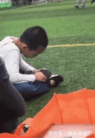 |搞笑GIF趣图:老爷子成功的把榴莲吃出了芥末的味道!