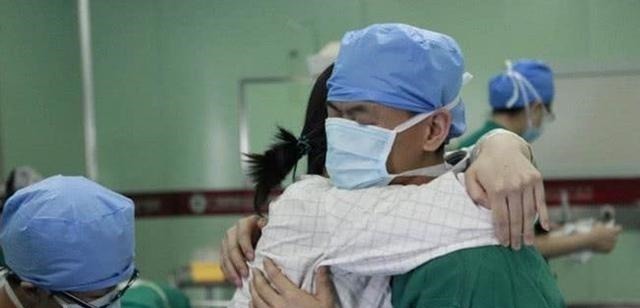 阴雨天|阴雨天,宝妈剖腹产伤疤痒得厉害,老公表现太暖心,网友嫁对了