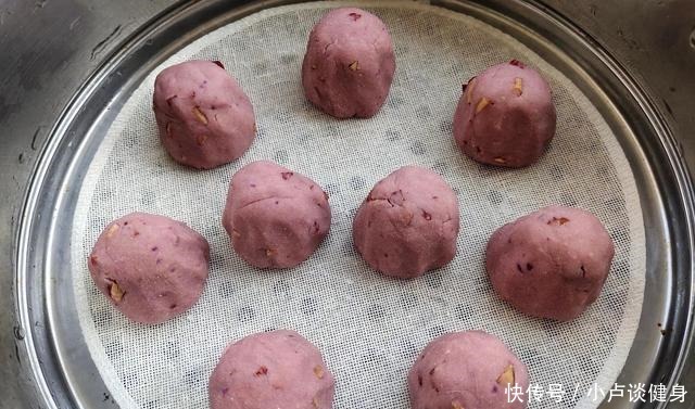 用粗粮简制的早餐,香甜可口,不发酵也松软,夏天我家三天两头做!