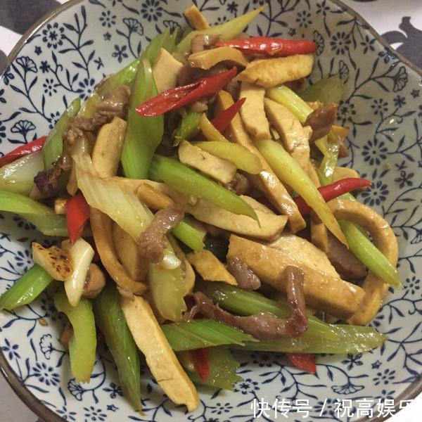 美食推荐香煎里脊葱卷 芹菜香干炒肉丝 香菇板栗鸡块的做法 快资讯 美食推荐香煎里脊葱卷 芹菜香干炒肉丝 香菇板栗鸡块的做法 快资讯