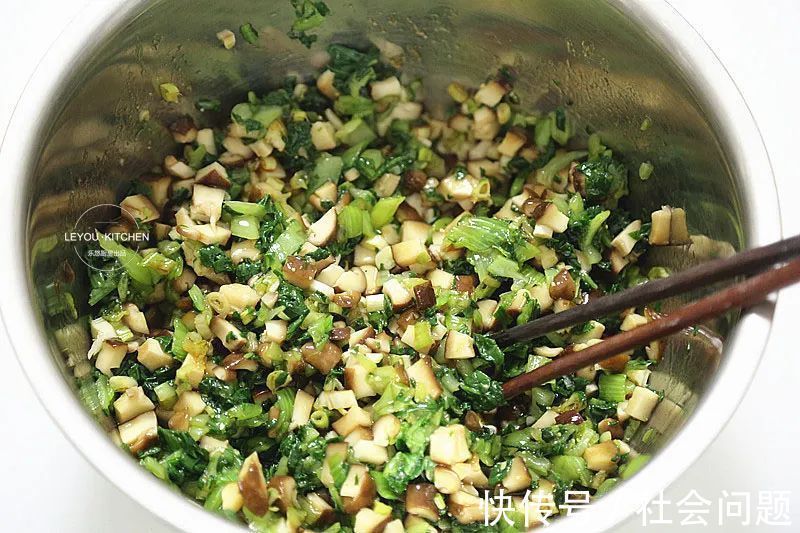 纯素馅大包子，鲜嫩多汁，比肉的还香，一次多蒸点，早餐也有了