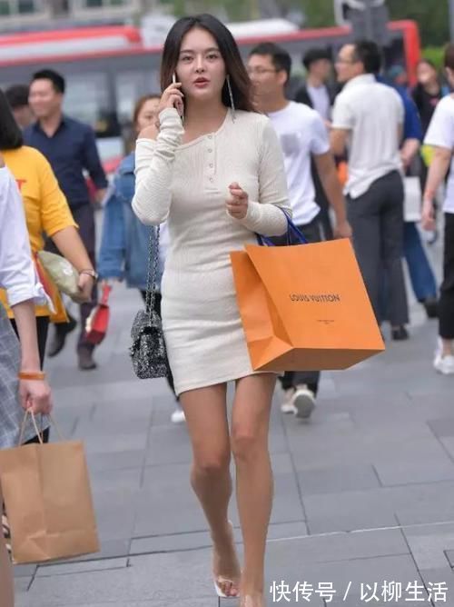 美女 白色露肩款连衣裙,搭配时尚微卷长发,美女散发出扑面而来的美