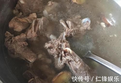 在家炖羊肉时,这3样东西一定要放,汤浓肉香,一点膻味也没有