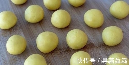 入口即化的桃酥，轻轻一碰就咬下来了，简单3步，配方比例超详细