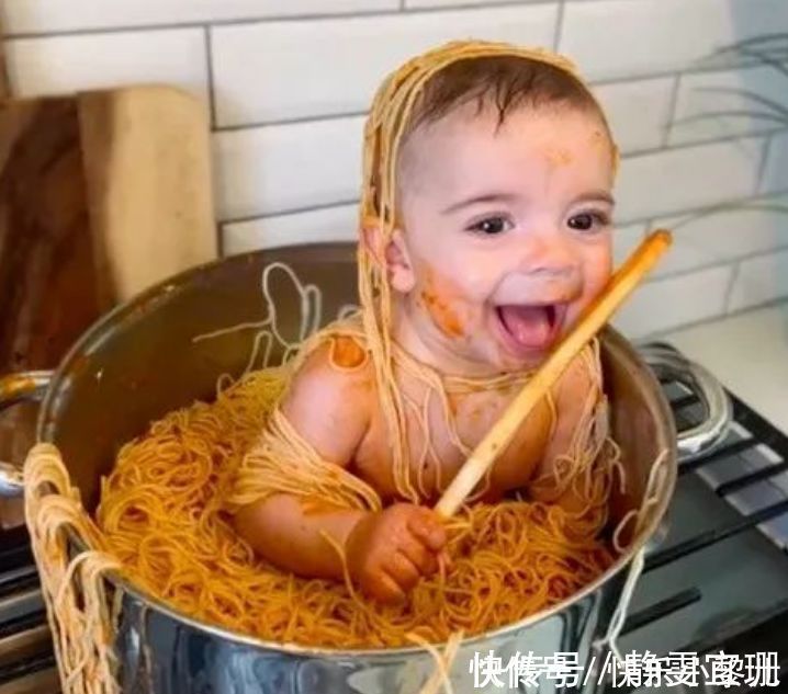 酱料|妈妈将6个月孩子放进锅里,用意面和酱料拌了,被斥:不负责任