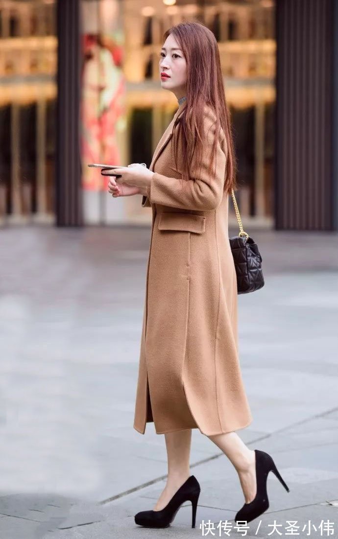 小妹妹|美女街拍:一位漂亮辣妈,不仅有强烈的时尚感,还有特别讨我喜欢的精致脸蛋