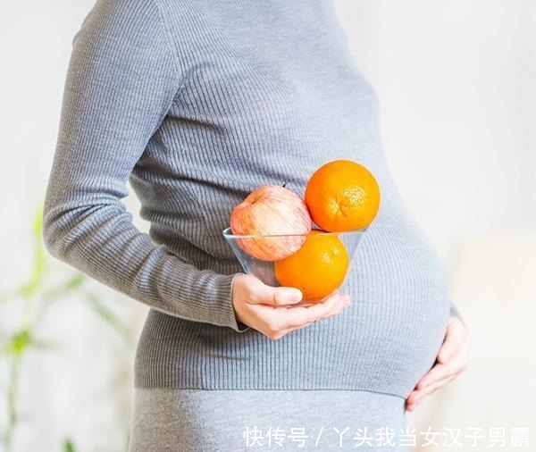 25岁孕妈生下龙凤胎，刚要缝合时却喊道“等一下”，医生凝固了！