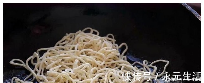 焖面|面条别再水煮了,教你1个新吃法,这样做头一次见,太好吃了!