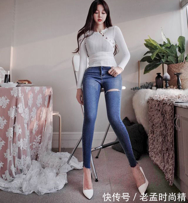 牛仔裤 街拍:牛仔裤小姐姐的搭配柔美娇俏,带来无限活力