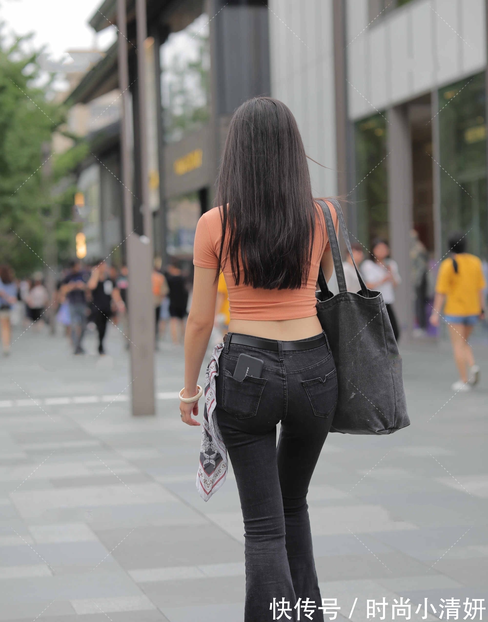 好好学习 橙色绑带短袖上衣,搭配黑色牛仔裤,穿出属于自己的美