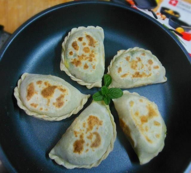 无油三鲜韭菜盒,皮薄馅大,配上一碗粥,早餐吃着超满足