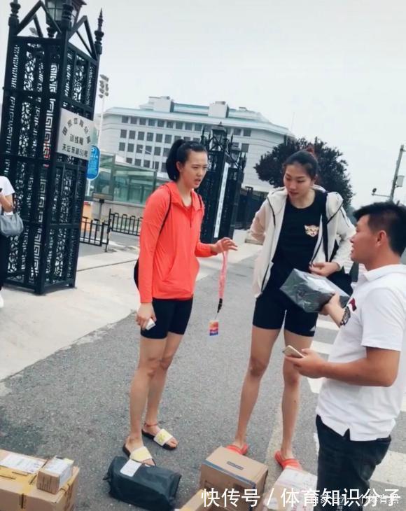 丁霞|对女排国手身高有误解?龚翔宇景点打卡,朱婷超市购物身形太高大