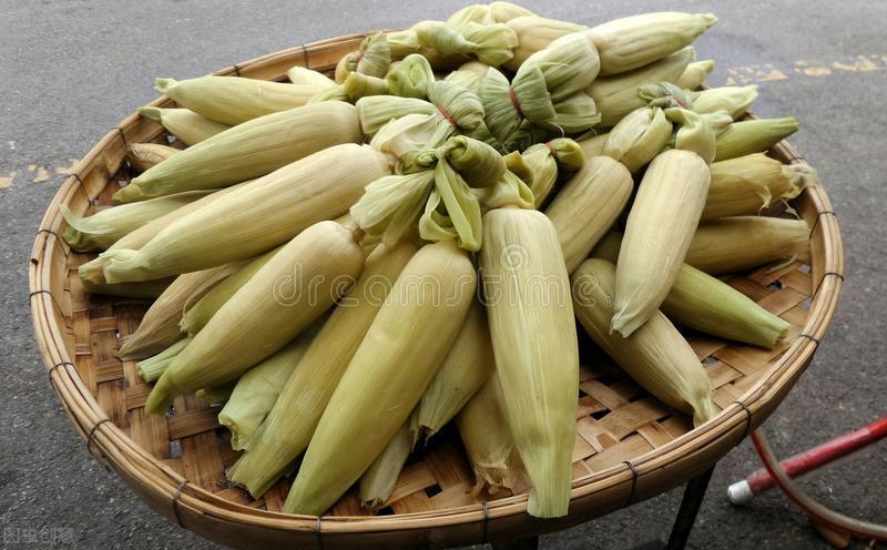 做水煮玉米，清水下锅是错的，放上这2味料，玉米又香又甜又软糯