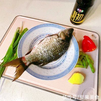 夏日|两块钱搞定一道家常美食#夏日开胃餐#清蒸鲫鱼鲜红汁