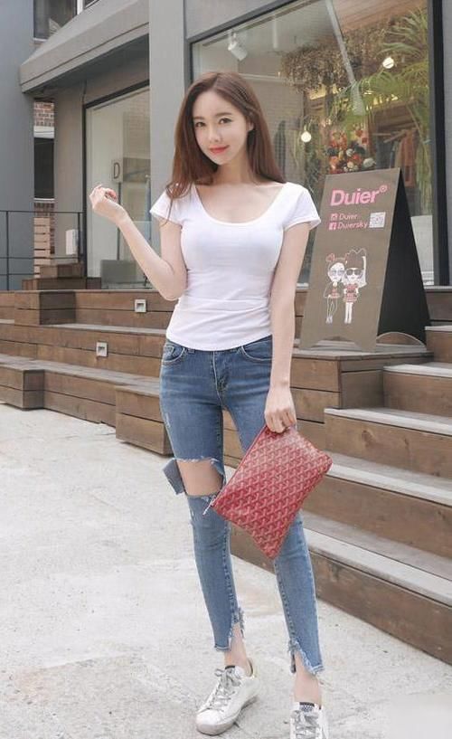 白色 女生白色T恤迷人眼,破洞牛仔裤我欣赏不了,气质十足!